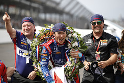 Takuma Sato, Andretti Autosport Honda with Michael Andretti, Andretti Autosport team owner and team on the bricks for a kiss