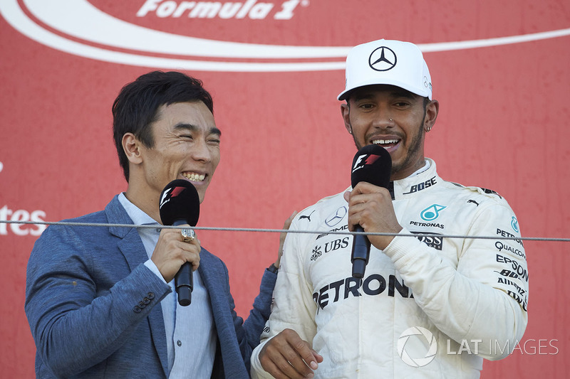 Podyum: Yarış galibi Lewis Hamilton, Mercedes AMG F1, ve  Takuma Sato