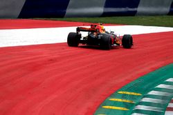 Max Verstappen, Red Bull Racing RB13 sale de la pista