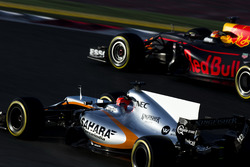 Esteban Ocon, Force India VJM10, y Max Verstappen, Red Bull Racing RB13