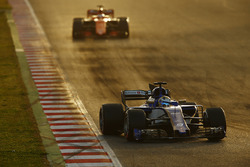 Marcus Ericsson, Sauber C36, devant Stoffel Vandoorne, McLaren MCL32