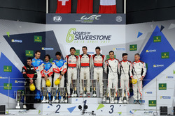Podium LMP2 : les vainqueurs #38 DC Racing Oreca 07 Gibson: Ho-Pin Tung, Oliver Jarvis, Thomas Laurent, les deuxièmes, #31 Vaillante Rebellion Racing Oreca 07 Gibson: Julien Canal, Bruno Senna, Nicolas Prost, les troisièmes, #28 TDS Racing Oreca 07 Gibson: François Perrodo, Matthieu Vaxivière, Emmanuel Collard