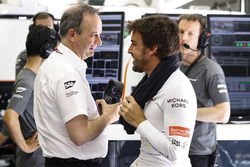 Fernando Alonso, McLaren; Jonathan Neale, Geschäfstführer, McLaren