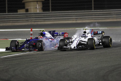 Ленс Стролл, Williams FW40, бортьба за позицію з Карлосом Сайнсом-молодшим, Scuderia Toro Rosso STR1