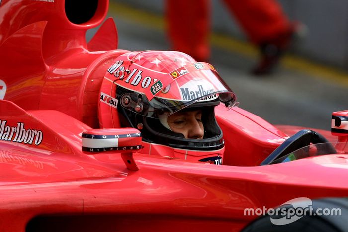 2001: Schumacher se une al rojo 