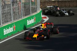 Daniel Ricciardo, Red Bull Racing RB13, Kevin Magnussen, Haas F1 Team VF-17