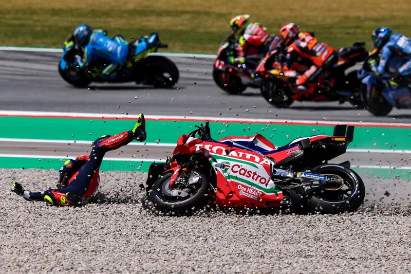 Brad Binder (Red Bull KTM Factory Racing) et Joan Mir (Honda HRC) ont chuté