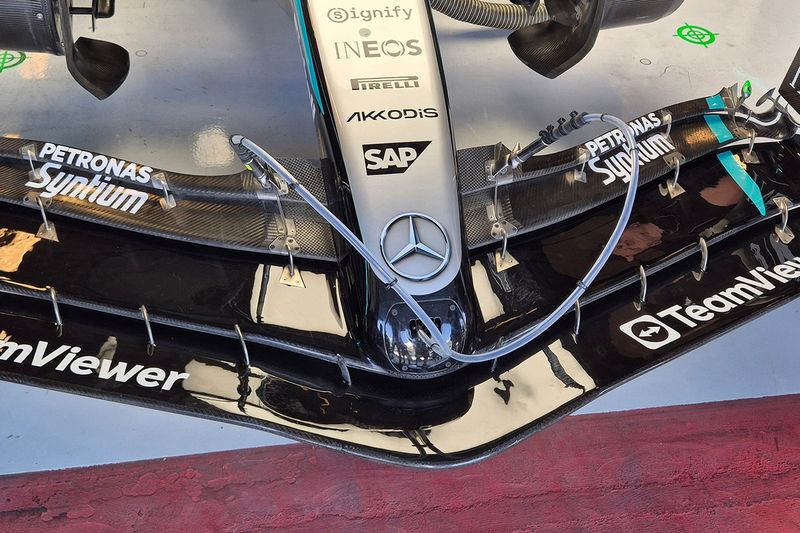 Detalle del alerón delantero de Mercedes