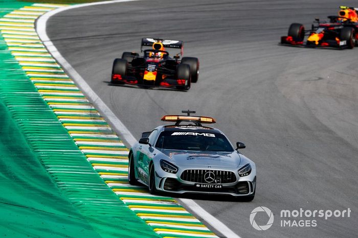 Max Verstappen, Red Bull Racing RB15 y Alexander Albon, Red Bull RB15 detrás del Coche de seguridad