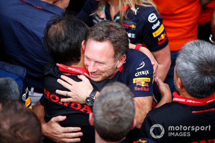 Toyoharu Tanabe, Director Técnico de F1, Honda, y Christian Horner, Director de Equipo, Red Bull Racing, celebran en Parc Ferme