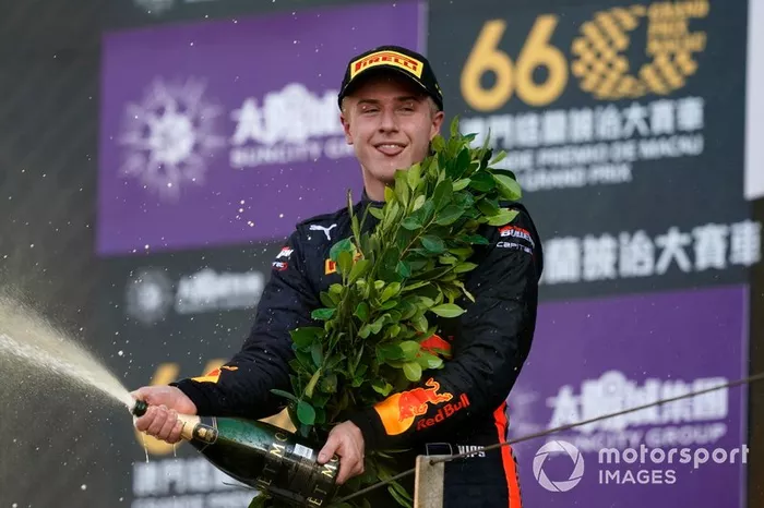 Podio: segundo Jüri Vips, Hitech Grand Prix