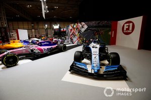 Un Williams Racing FW42 junto a un Racing Point RP19 en el stand de F1 Racing