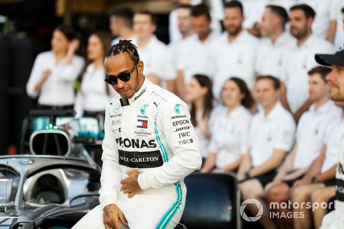 Lewis Hamilton, Mercedes AMG F1, posa para la foto de grupo