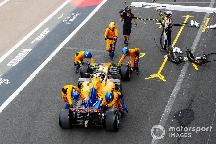 Problemas para Norris en su primera parada en pits