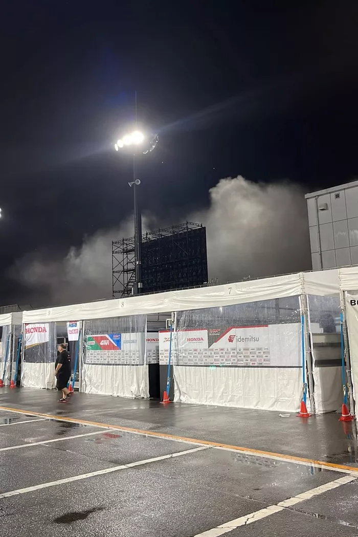 Fuego en el box del Marc VDS en Motegi 