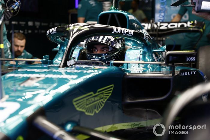 Lance Stroll, Aston Martin, en el garaje
