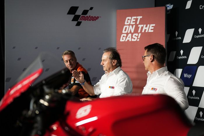 Pit Beirer, director de GASGAS Motorsports, Hubert Trunkenpolz, miembro del Consejo de Administración, y Herve Poncharal, director del equipo Tech3