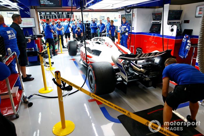 Mecánicos en el Haas F1