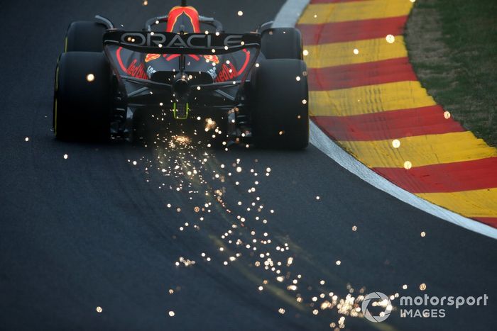 Sergio Pérez, el RB18 de Red Bull Racing, echa chispas