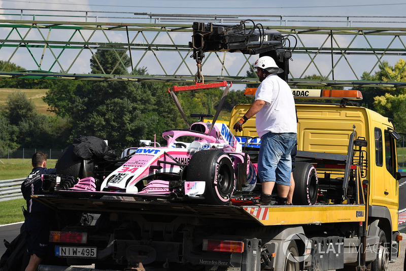 La voiture de Nikita Mazepin, Force India VJM11, est prise en charge par les commissaires