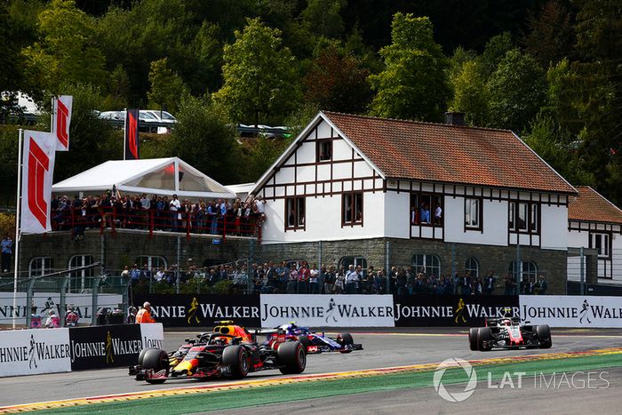 Max Verstappen, Red Bull Racing RB14, Daniel Ricciardo, Red Bull Racing RB14, y Kevin Magnussen, Haas F1 Team VF-18,  vuelta de formación