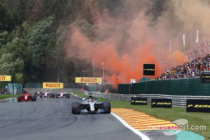 Lewis Hamilton, Mercedes AMG F1 W09, Sebastian Vettel, Ferrari SF71H