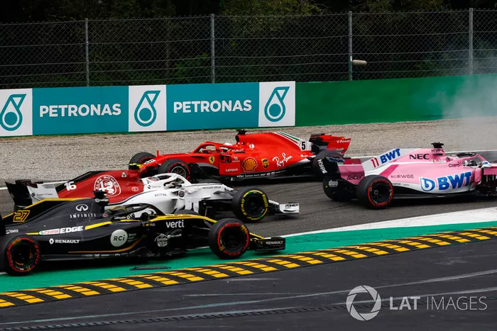 Sebastian Vettel, Ferrari SF71H gira después del contacto con Lewis Hamilton, Mercedes AMG F1 W09 en la vuelta uno como Max Verstappen, Red Bull Racing RB14 pasa