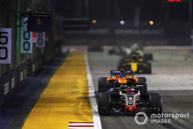 Romain Grosjean, Haas F1 Team VF-18, di depan Fernando Alonso, McLaren MCL33