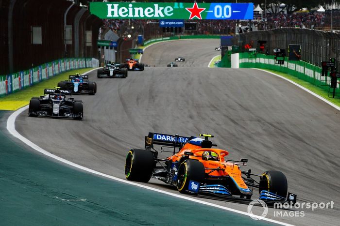 Lando Norris, McLaren MCL35M, Pierre Gasly, AlphaTauri AT02, y Esteban Ocon, Alpine A521
