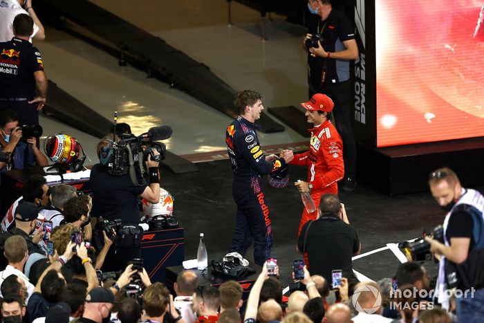 Carlos Sainz Jr., Ferrari, 3ª posición, felicita a Max Verstappen, Red Bull Racing, 1ª posición, en el Parc Ferme