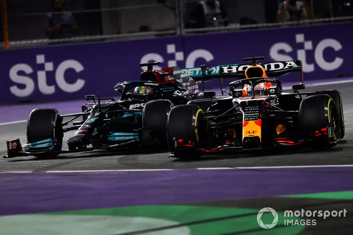 Max Verstappen, Red Bull Racing RB16B, y Lewis Hamilton, Mercedes W12, hacen contacto mientras luchan por el liderato