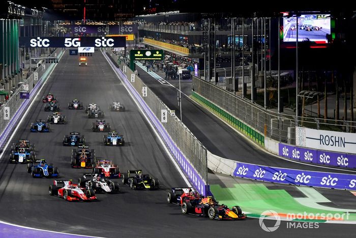 Jehan Daruvala, Carlin líder al inicio