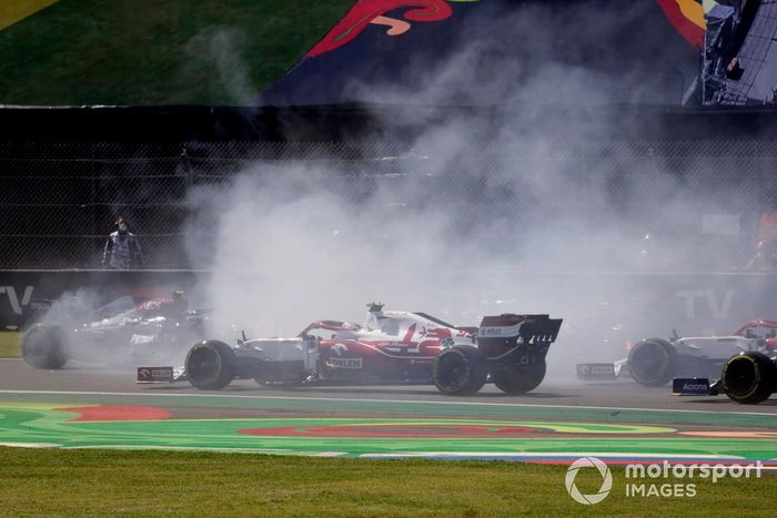 Valtteri Bottas, Mercedes W12, hace un trompo al pasar Antonio Giovinazzi, Alfa Romeo Racing C41