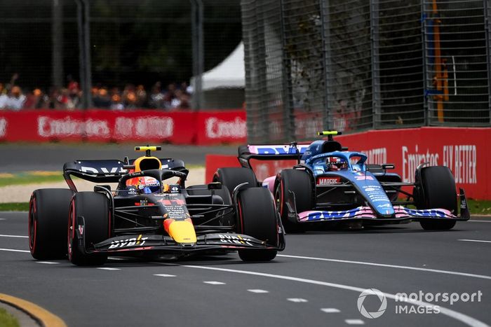 Sergio Pérez, Red Bull Racing RB18, Esteban Ocon, Alpine A522