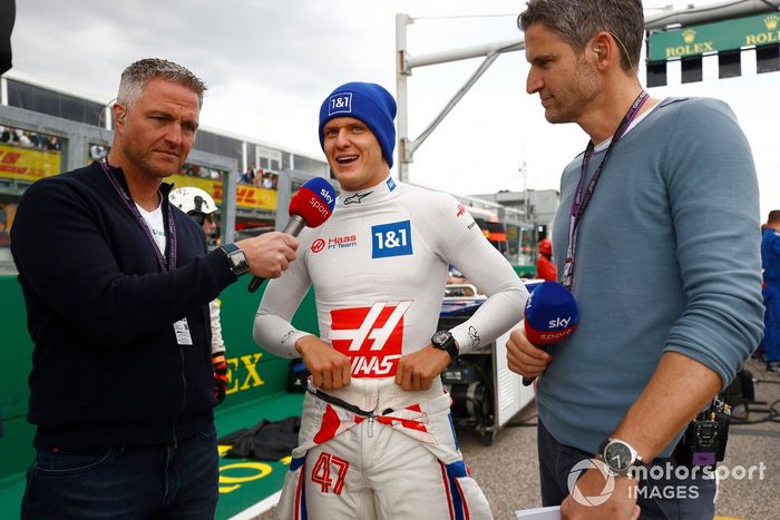 Mick Schumacher, Haas F1 Team, es entrevistado en la parrilla por Ralf Schumacher