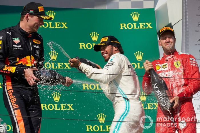 Podio: segundo lugar Max Verstappen, Red Bull Racing, ganador de la carrera Lewis Hamilton, Mercedes AMG F1, y el tercer lugar Sebastian Vettel, Ferrari