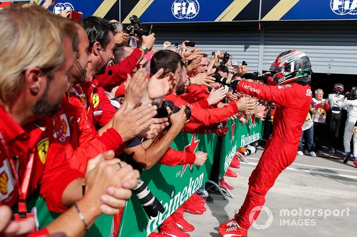 Charles Leclerc, Ferrari, ganador de la carrera celebra con el equipo en Parc Ferme