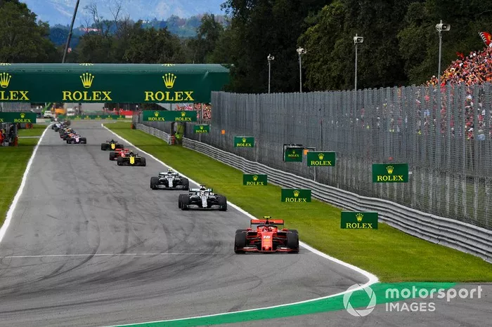 Charles Leclerc, Ferrari SF90, precede Lewis Hamilton, Mercedes AMG F1 W10, e Valtteri Bottas, Mercedes AMG W10