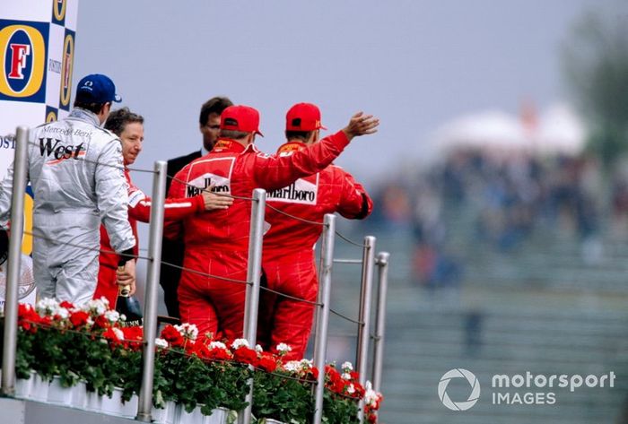 Podio: el ganador Michael Schumacher, Kimi Raikkonen y Rubens Barrichello