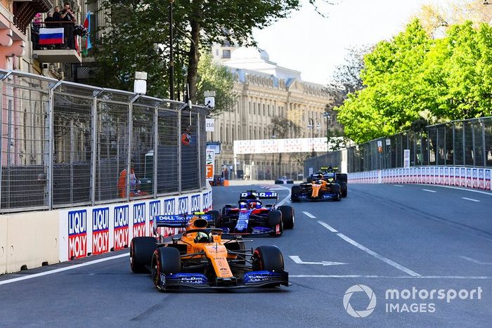 Lando Norris, McLaren MCL34, Daniil Kvyat, Toro Rosso STR14, y Carlos Sainz Jr., McLaren MCL34