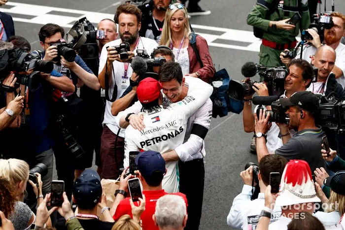 Il vincitore della gara Lewis Hamilton, Mercedes AMG F1 festeggia con Toto Wolff, Direttore Esecutivo (Business), Mercedes AMG 