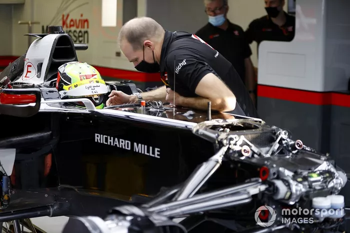Mick Schumacher ajustando su asiento de Haas F1 con su ingeniero, Gary Gannon