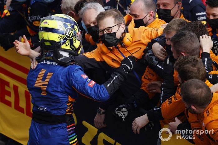 Lando Norris, McLaren MCL35M, 3ª posición, celebra en Parc Ferme con el director del equipo Andreas Seidl, McLaren y el equipo