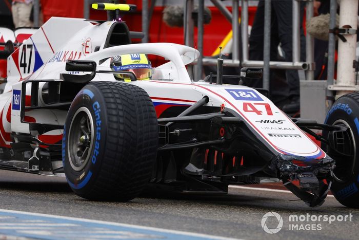 Mick Schumacher, Haas VF-21, con un alerón delantero dañado