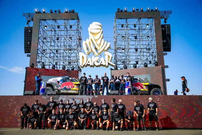 #300 X-Raid Mini JCW Team: Carlos Sainz, Lucas Cruz. #302 X-Raid Mini JCW Team: Stéphane Peterhansel, Edouard Boulanger con el equipo