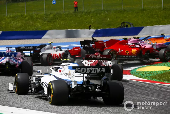 Charles Leclerc, Ferrari SF1000 y Sebastian Vettel, Ferrari SF1000 chocan al inicio de la carrera