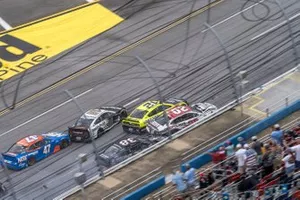 Ryan Blaney, Team Penske, Ford Mustang leads the field in the final lap