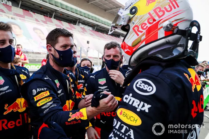 Segundo lugar Max Verstappen, Red Bull Racing celebra