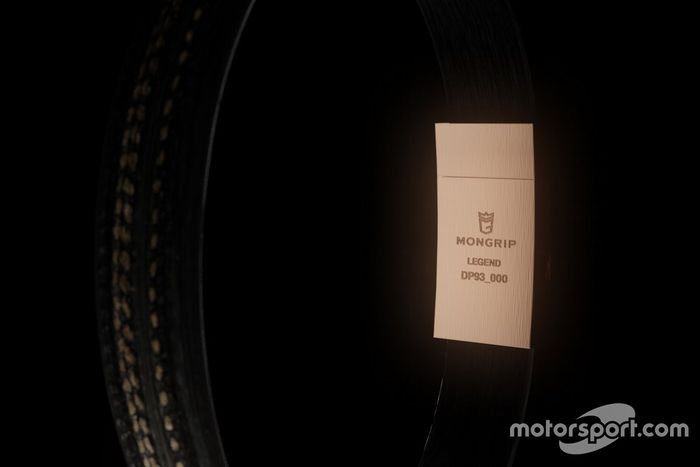 Bracelete com pedaços do pneu utilizado por Ayrton Senna no GP da Europa de 1993