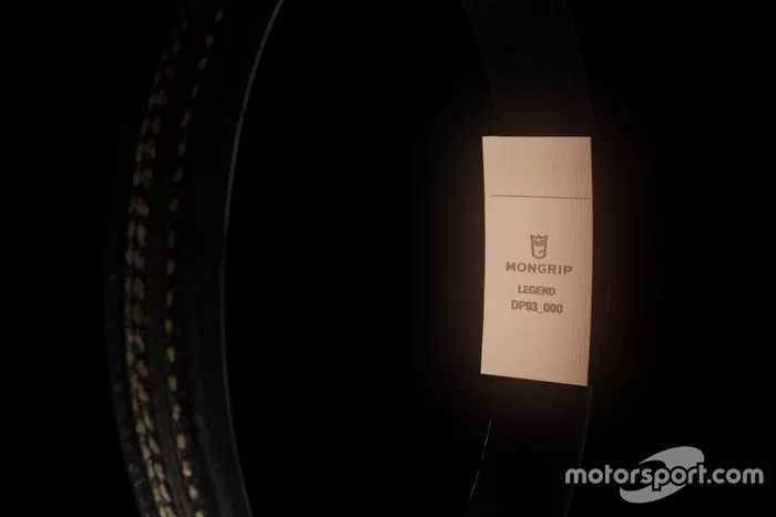 Bracelete com pedaços do pneu utilizado por Ayrton Senna no GP da Europa de 1993